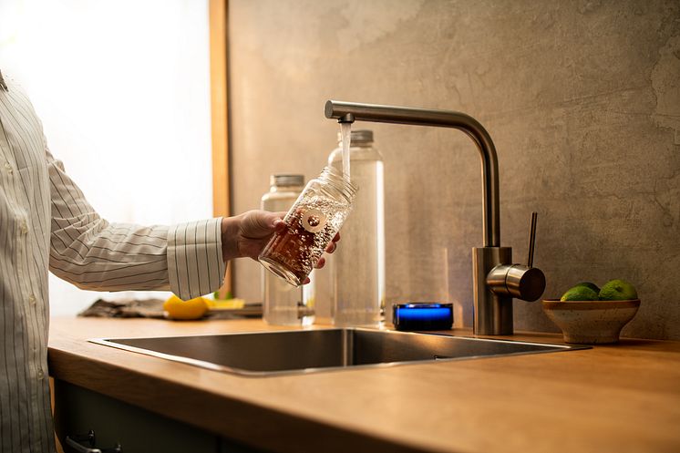开创性的蓝水 厨房站 1™水净化系统通过确保饮用水和洗涤水被PFAS化学物质和微塑料净化，减轻了消费者对自来水质量的担忧