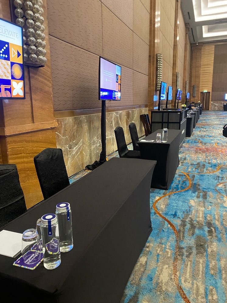 蓝水公司在雅加达雅高东南亚顶级酒店经理会议上展示了可持续紧凑型瓶装水解决方案