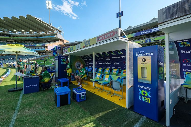 蓝水公司与南非Betway SA20板球联盟合作，提供不锈钢水瓶和超过2个,在最近的Betway SA20季后赛和决赛中，为球员和工作人员提供了600升纯净饮用水(图片来源:蓝水)