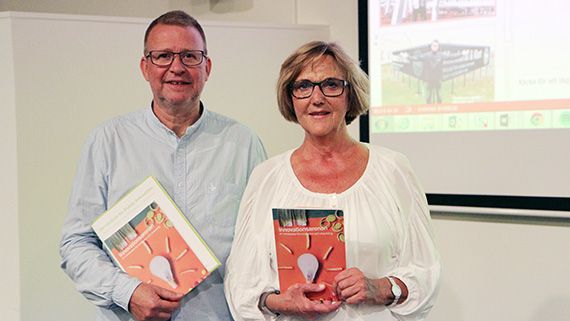 Torben Olsson, ledare för Innovationsarenan, och Lena Persson, vicerektor för samverkan, presenterade boken under rektorslunchen.