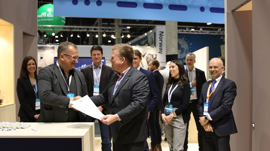 Torsten Barenthin (left), Oldendorff Carriers' Director of Innovation, and Aleksander Askeland (right), Yara Marine Technologies' Chief Sales Officer, sign the new agreement at Nor-Shipping 2022.