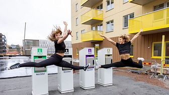 Dansarna Alva Knudsen och Alice Sjöström invigde den nya sopsugsanläggningen i Västerås med en flygande dans.