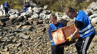 Elever fra Herøy videregående skole ryddet søppel i 2017. Fotograf: Odd Kristian Dahle