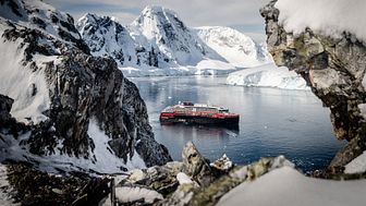 5__Antarctica DEC2021_MS Roald Amundsen_Photo Hurtigruten Expeditions_Oscar Farrera