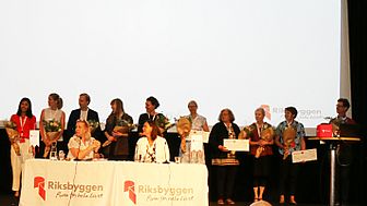 Samtliga stipendiater  i Den Goda Staden samlade på scenen under Riksbyggens fullmäktigemöte.