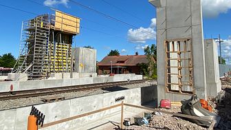 I juni i år hade hisstornen vid den nya stationen i Svalöv kommit på plats och gångbron började ta form. Bild: Trafikverket