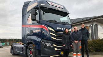 L.M. Transport i Ans har fået leveret Danmarks første IVECO S-Way. Fra venstre ses Maria Møller, indehaver af L.M. Transport, Jens Christian, chauffør hos L.M. Transport, samt Jonas Kirkegaard, transportkonsulent (tunge lastbiler) hos Bache A/S