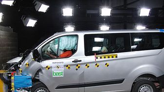 Nya Ford Transit- och Tourneo Custom når toppbetyg i EuroNCAP test av transportfordon 