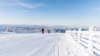 Hafjell Alpinsenter: Slik man er vant til å se anlegget, malt i hvitt med skiturister på.