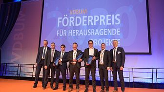 Andreas Amorth (middle) accepting yesterday’s award for ZÜBLIN Timber (Copyright: VDBUM/Spoo).
