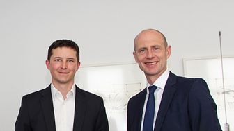 Präsentieren den "Smart Grid Hub Compact": Bayernwerk-Technikvorstand Dr. Egon Westphal (r.) und Elektroingenieur Sebastian Schmidt.