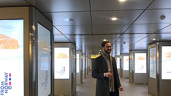 Under laksekampamjen fikk 18 millioner japanere se reklamefilm for norsk laks på metro- og togstasjoner - hver dag. Her sjekker Sjømatrådets fiskeriutsending, Gunvar L. Wie, at filmene ruller og går som de skal. FOTO: Norges sjømatråd