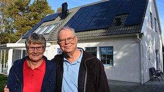 Lars och Birgitta Helgstrand berättar om att skaffa solceller till sitt hus i Nybostrand.