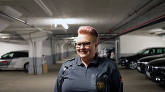 Mariann har arbetat som parkeringsvakt i 14 år på Securitas, något hon nu belönats för efter allt hårda arbete hon lagt ner. Foto: Securitas Sverige AB.