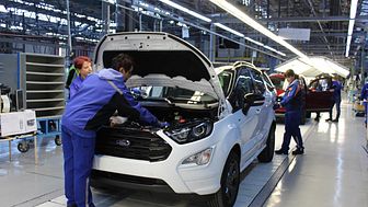 PRODUKSJONSSTART: Her er en av de aller første Ford EcoSport som rullet av samlebåndet på Fords fabrikk i Romania. 