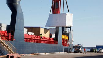 Den 11 mars anlände Pyrocells biodrivmedelsfabrik till Gävle hamn. I måndags 15 mars startade monteringen av de förtillverkade modulerna. Den banbrytande fabriken ska tillverka fossilfri olja av sågspån.