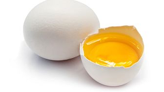 Fritt fram att äta råa ägg – om de är svenska