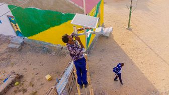 Gatubelysning som drivs med hjälp av solceller installeras i Somaliland. Foto: QC Renewable Energy