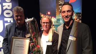 Bild från prisutdelningen 2015 där Lidköping vann Elitidrottspriset; (fr.v.)Glenn Rytterfjell, Karin Johansson och Johan Skoglund tar emot priset