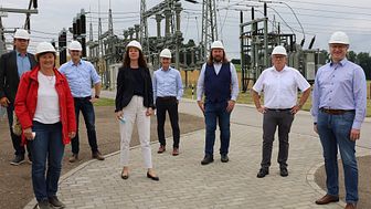 Investitionen ins Energienetz sind Investitionen in Klimaschutz und eine starke Wirtschaft. Bayernwerk-Führung und GRÜNEN-Politiker beim Besuch eines Umspannwerks in Neufahrn.