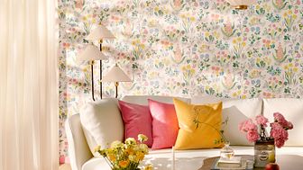Josef Frank composed dreamlike wallpaper prints where realistic vegetation meets colourful flowers of the imagination. With their pink, blue and violet tones, the flowers unite in the Aurora wallpaper, a name that means “dawn” in Latin.