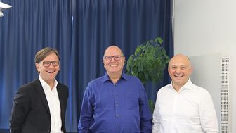 Firmengründer Volker Wawer umringt vom neuen Geschäftsführerduo, bestehend aus Gerhard Knoch (l) und Johann Dornbach (r). Bild: Ulrich Sendler