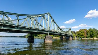 Die Glienicker Brücke: Einst Symbol der Teilung, verbindet heute wieder Potsdam und Berlin. Foto: TMB-Fotoarchiv/Steffen Lehmann. 