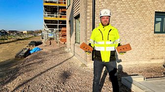 "Vi på Beijer är väldigt stolta över att vara totalleverantör till det första radhusområdet i Sverige som byggs klimatneutralt", säger Mikael Liljenfors, specialist inom fasad och betong hos Beijer Byggmaterial.