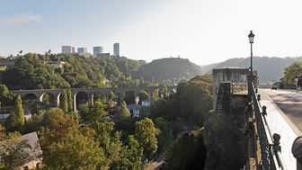 Luxemburg City, utsikt från Rue de Clausen Rocher du Bock till Passerelle bron över Pfaffenthal dalen. Foto: Getty Images.