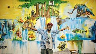 Künstler Jobray Writer aus Uganda vor seinem Werk in der Millerntor Gallery (c) Stefan Groenveld für Viva con Agua