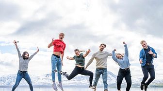 Studenter hoppende glad arktisk studentliv Bolyst Samskipnaden Foto Ørjan Marakatt Bertelsen-395-1200px.jpg
