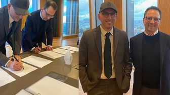 Mattias Lundgren (WAPI) och Morten Hesseldahl (Gyldendal) skriver på köpeavtalet där det danska storförlaget betalar 100 Mkr för det svenska ljudboksförlaget.