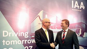 v.l.: Jens Zeller (Geschäftsführer idem telematics GmbH) und Marco Reichwein (Geschäftsführer Cargobull Telematics GmbH) besiegeln ihre strategische Kooperation auf der IAA Nutzfahrzeuge in Hannover.