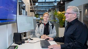 Håkan Wesström, energicontroller på Gavlegårdarna, läser av medeltemperaturer tillsammans med Therese Söderlind som är driftingenjör på Gavlegårdarna. Foto: Gavlegårdarna