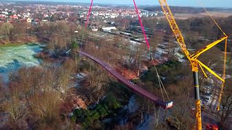 Sofias bro lyfts på plats - flygfilm