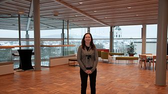 Evenemangsutvecklaren Jessica Sjögren välkomnar Idolgänget till plan 4 på Sambiblioteket.