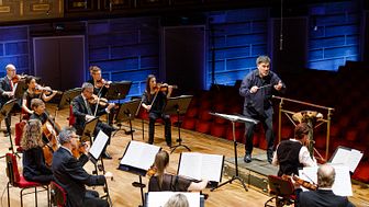 Alan Gilbert dirigerade Kungliga Filharmonikerna i en livesändning den 16 april. Foto: Yanan Li