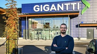 Gigantti Lahden tavaratalopäällikkö Mika Viikillä on aihetta hymyyn uudistuneen myymälän avajaisten kynnyksellä. (Gigantti Oy - Otto Koivulahti)