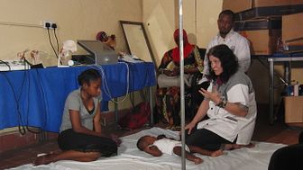 Die Osnabrücker Osteopathin Hildegard Winkler bietet im westafrikanischen Gambia osteopathische Diagnostik und Behandlung an.