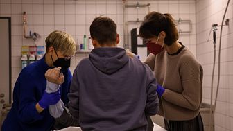 Elisabeth Delitzscher, Barbara Rolf und Charlotte Wiedemann bei einer Verstorbenenversorgung
