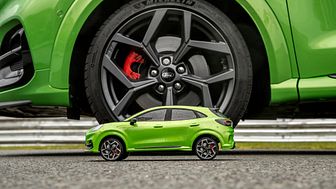 ​Fords nye Perfomance-SUV, Puma ST i duell med radiostyrt kopi på bane