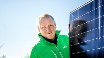 För den som funderar på solceller är fastprisavtal inte ett alternativ. På bilden: Richard Järlstam, marknads- och försäljningschef på Linde energi. Foto: Linde energi