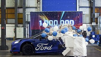 Den rumænske fabrik havde gjort klar til fejring af deres bil nummer en million, da den nye rallybil party crashede festen.