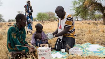 En av bildern i utställningen visar hur en medarbetare från Läkare Utan Gränser i Sydsudan testar ett barn för malaria. Foto: Siegfried Modola / Läkare Utan Gränser