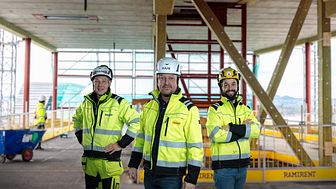 Avdelingsleder for Oslo stillas, Thomas Tangstad (i midten), ser bare fordeler med å ansette fremfor å leie inn montører. Her med Artur Chacia (tv.) og Richard Evensen (th.) 