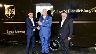 Schlüsselübergabe in Köln: Markus Schell (BPW), Frank Sportolari (UPS), Andreas Rimkus (MdB, Sprecher des Parlamentskreises Elektromobilität). Foto: UPS / Olaf-Wull Nickel