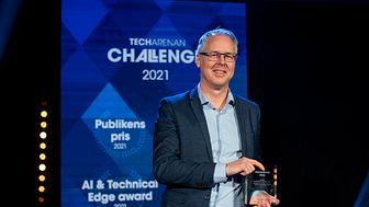 Björn Jernström, grundare och CTO, tar emot Industrins pris i Techarenan Challenge.