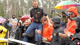 Nyblivne världsmästaren i skotarkörning Daniel Bergmann, Tyskland hyllades av tillresta fans. Foto: Elmia AB