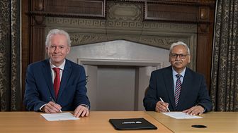 Professor Andrew Wathey signing the partnership agreement with Professor Saleemul Huq