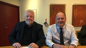 Genomförandeavtalet skrevs under i dag på stadshuset i Landskrona. Stefan Svalö (S), ordförande Kollektivtrafiknämnden, Torkild Strandberg (L), kommunstyrelsens ordförande i Landskrona